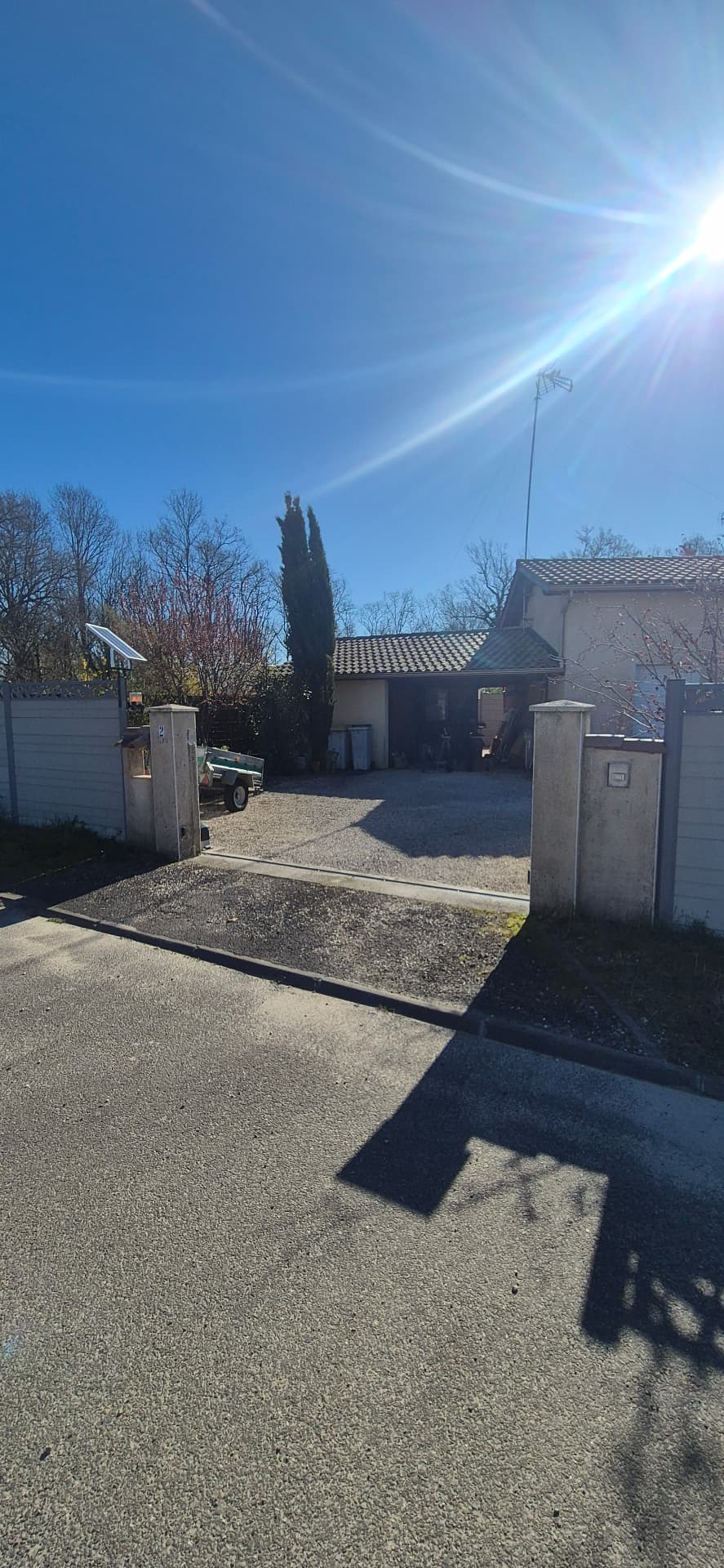 Poteaux de portail en béton brut avant habillage — PierreInnovRénov, Landes