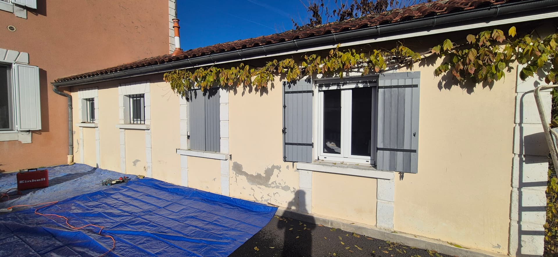 Mur extérieur dégradé avant traitement et assainissement — PierreInnovRénov, Nouvelle-Aquitaine