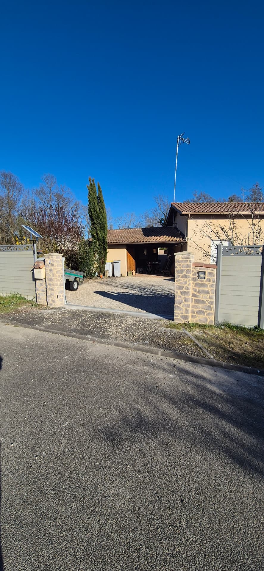 Poteaux de portail habillés en imitation pierre avec chapeaux en briquette — PierreInnovRénov, Landes