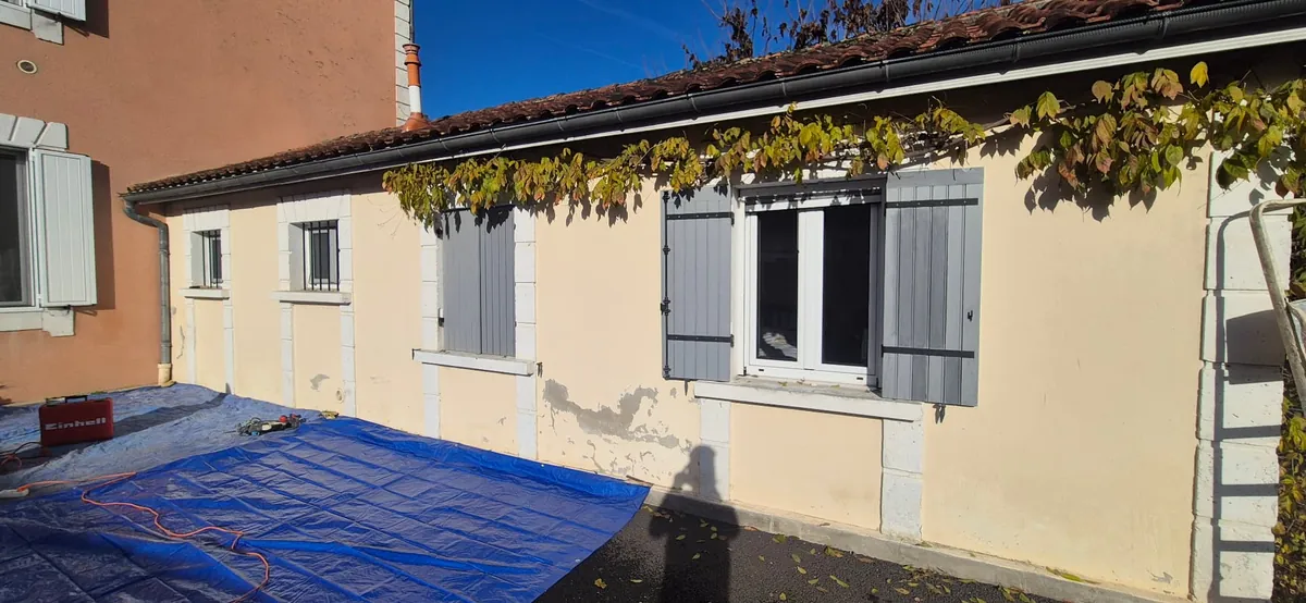 Mur extérieur dégradé avant traitement et assainissement — PierreInnovRénov, Nouvelle-Aquitaine