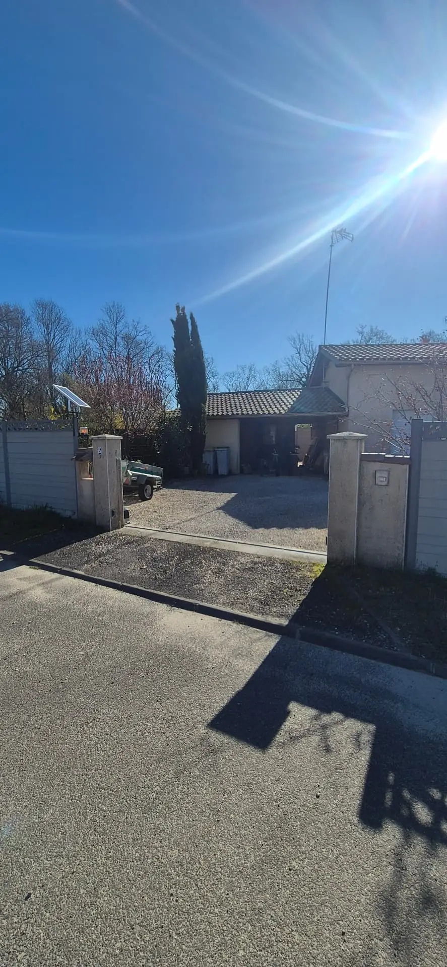 Poteaux de portail en béton brut avant habillage — PierreInnovRénov, Landes